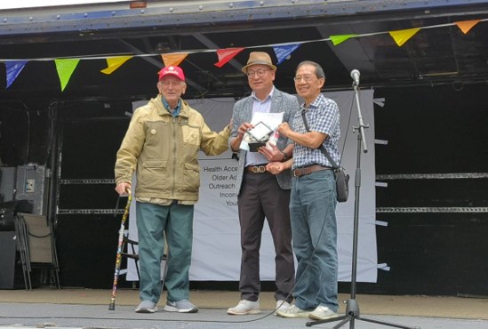 Richard Lee (Right) and Grayson Lew (Centre) receiving the award from Nick Gurevich (Left)